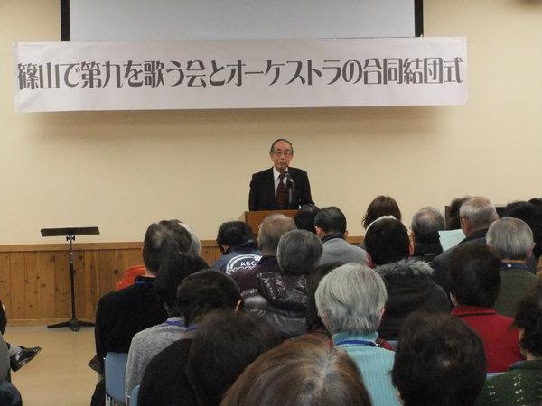 男性が前で話をしていて、話を聞く方々の後ろから見た写真